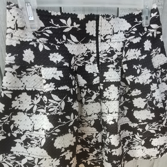 Soprano SMALL floral pleated stretch flare skirt - Picture 6 of 8